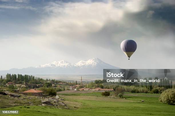 Воздушный Шар В Anatolian Пейзаж Хасан Dagi Вулкан — стоковые фотографии и другие картинки Воздушный шар