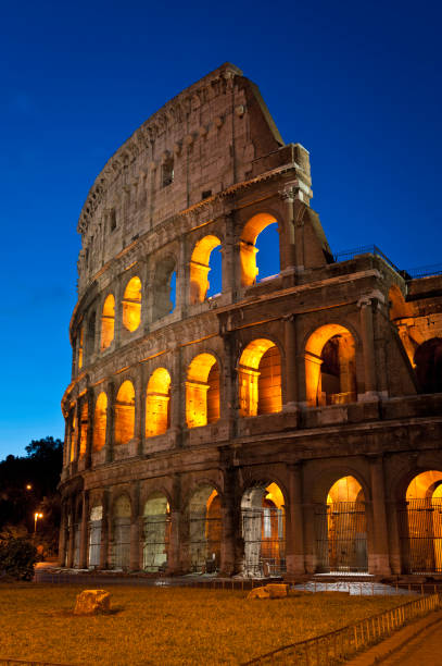 oświetlony łuki z rzymski amfiteatr the coliseum starożytny rzym, włochy - italy coliseum rome italian culture zdjęcia i obrazy z banku zdjęć
