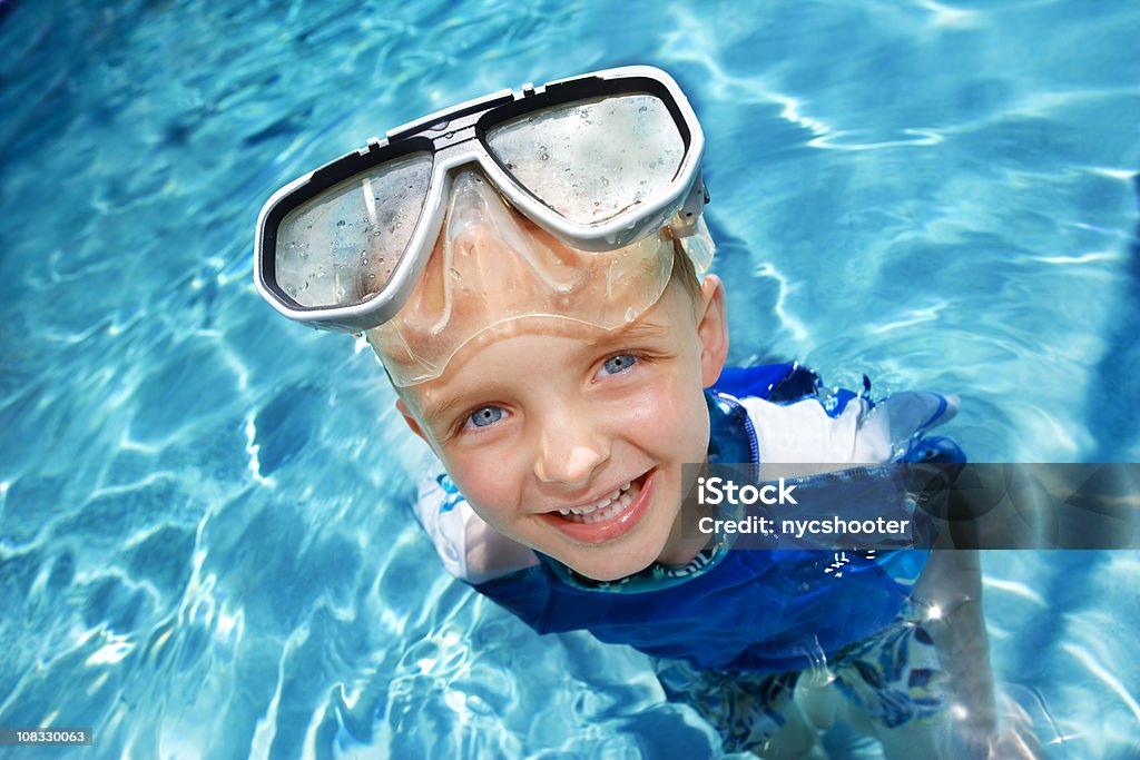 Junge im pool - Lizenzfrei Ansicht aus erhöhter Perspektive Stock-Foto