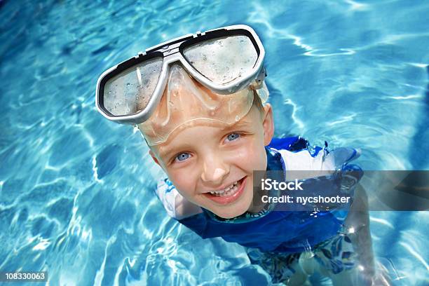 젊은 남자아이 In 수영장 건강한 생활방식에 대한 스톡 사진 및 기타 이미지 - 건강한 생활방식, 귀여운, 금발 머리