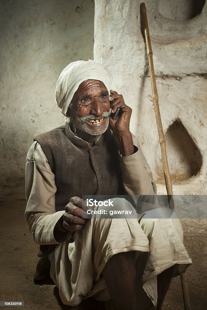 Heureux senior rural Un homme parle sur un téléphone mobile - Photo de Scène rurale libre de droits