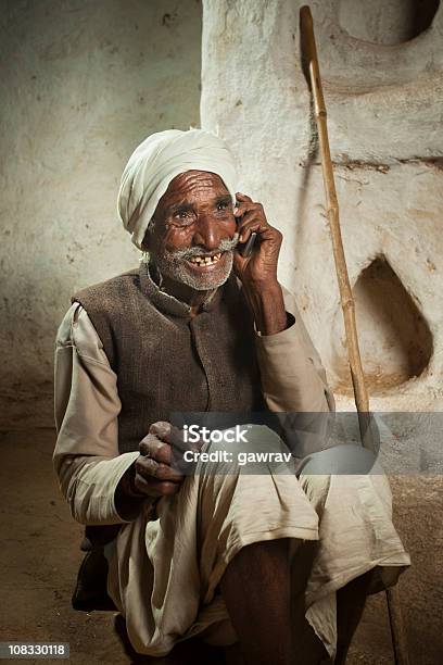 Foto de Sênior Homem Rural Feliz Falando Em Um Telefone Celular e mais fotos de stock de Cena Rural