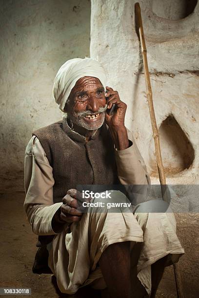 Счастливый Старший Сельских Человек Говорящий По Мобильному Телефону — стоковые фотографии и другие картинки Использовать телефон