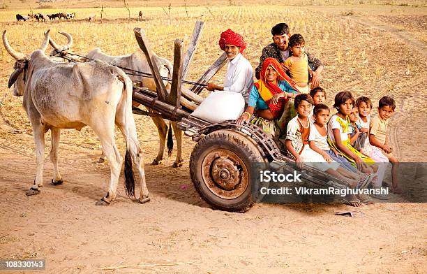 Rajasthan Ländlichen Familie Einen Bullock Einkaufswagen Fahrt In Rajasthan Stockfoto und mehr Bilder von Ländliches Motiv