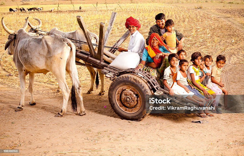 Style Rajasthani Rural famille profitant Bullock voiturette au Rajasthan - Photo de Scène rurale libre de droits