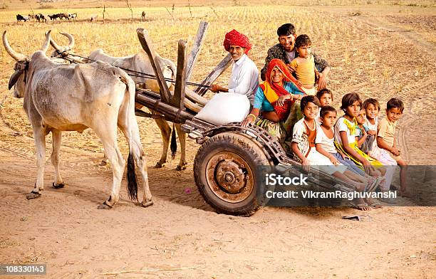 Photo libre de droit de Style Rajasthani Rural Famille Profitant Bullock Voiturette Au Rajasthan banque d'images et plus d'images libres de droit de Scène rurale
