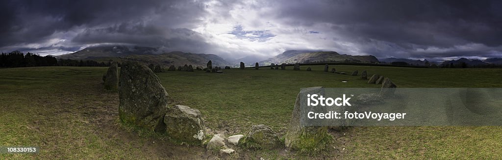 Antiga Círculo de Pedra de Castlerigg cloudscape montanhosa espetacular Lake District, Reino Unido - Foto de stock de Círculo de Pedra royalty-free