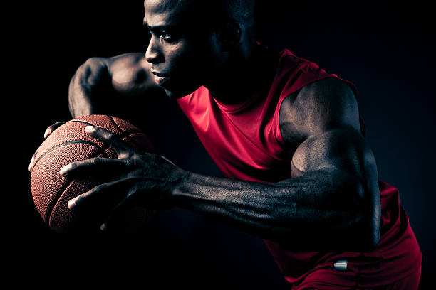 jugador de baloncesto hacer un paso - clothing team sport serious viewpoint fotografías e imágenes de stock