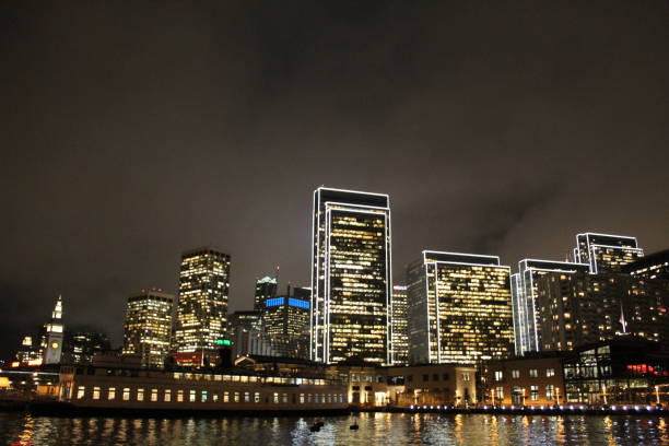 vista del distrito financiero de san francisco desde el muelle 7 - pier seven fotografías e imágenes de stock