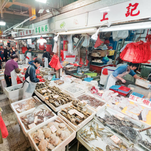 シャム shui po 市場魚介類と新鮮な野菜。香港で最大の食品市場であります。 - crowd kowloon peninsula multi colored ストックフォト�と画像