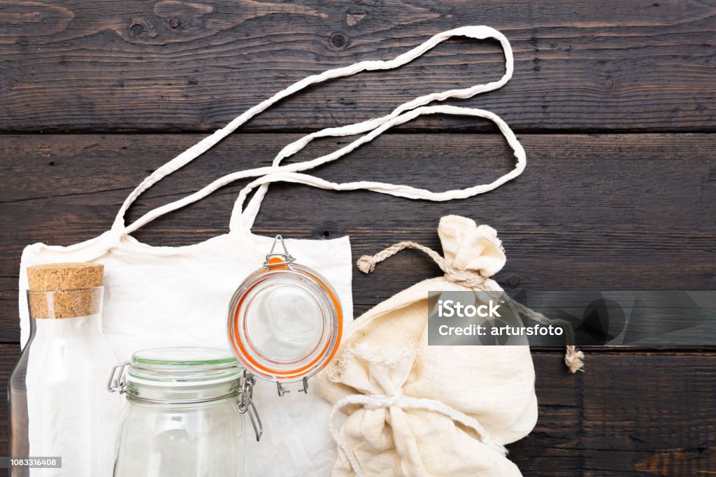 Sacs en coton et verre gar shopping gratuitement en plastique. Concept de zéro déchets - Photo de En plastique libre de droits