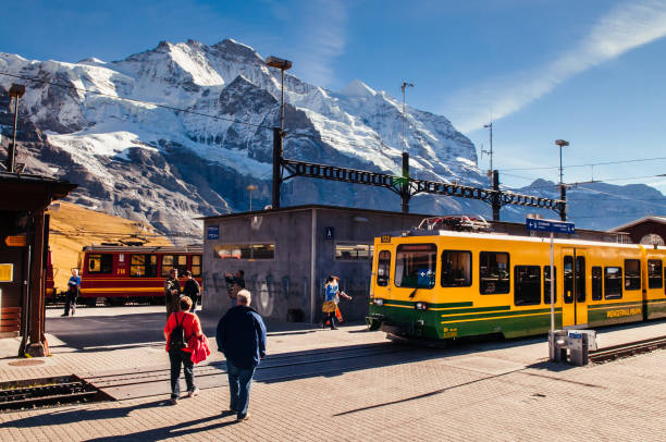 tren de grindelwald en la estación de kleine scheidegg tschuggen pico - interlaken railroad station train rural scene fotografías e imágenes de stock