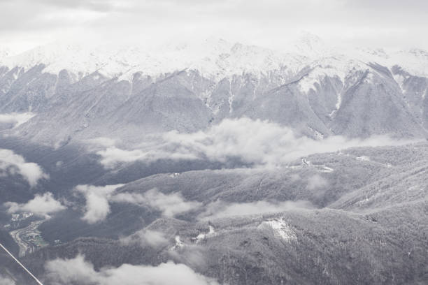 montagne di veiw beauyiful con nuvole, sochi, russia - beauyiful foto e immagini stock