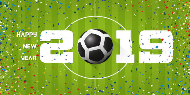 新年2019年快樂橫幅與足球和紙五彩紙屑在足球場背景。足球或足球概念的新年裝飾橫幅範本設計。向量。 - futbol libre 幅插畫檔、美工圖案、卡通及圖標