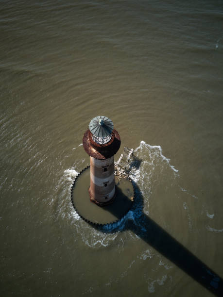 imagem aérea do zangão do histórico farol ilha morris na entrada para a entrada do porto de charleston south carolina - charleston harbor - fotografias e filmes do acervo