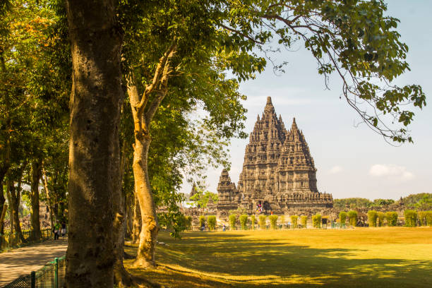 tempio prambanan situato nella provincia di yogyakarta, indonesia - prambanan temple foto e immagini stock