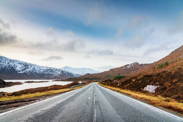 wyspa skye highway loch cluanie highlands szkocja - middle of road zdjęcia i obrazy z banku zdjęć