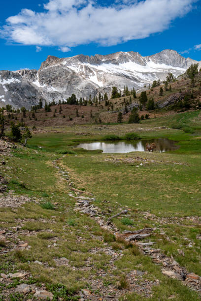 north peak and mount conness along the saddlebag lake loop trail in eastern sierra nevada, mono county - saddlebag imagens e fotografias de stock