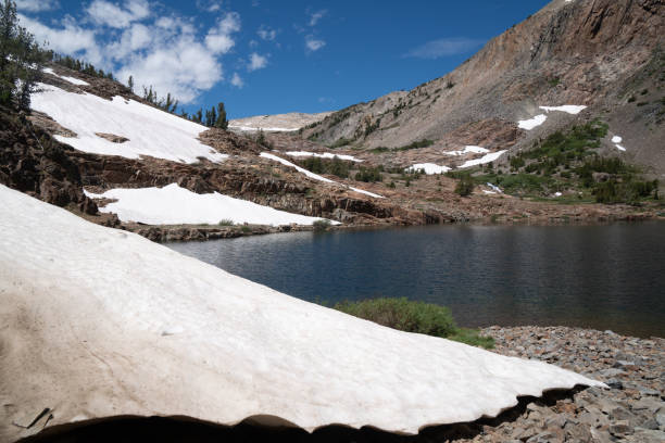 lake helen along the 20 lakes basin hiking trail in the eastern sierra nevada mountains of california - saddlebag imagens e fotografias de stock