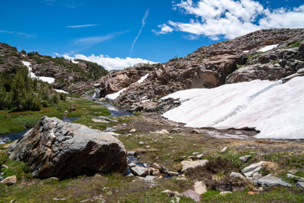 patch of remaining snow along the 20 lakes basin hiking trail in eastern sierra nevada - saddlebag imagens e fotografias de stock