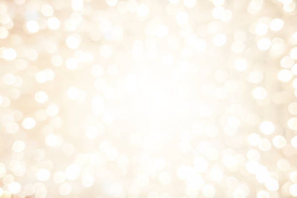 verschwommene weiche helle cremefarbe hintergrund mit leuchtenden licht und bokeh lichteffekt für frohe weihnachten und ein glückliches neues jahr 2019 festivalkonzept design und element abstrakt - glitzernd fotos stock-fotos und bilder