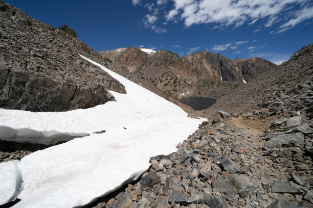snow patch along the trail to helen lake in the 20 lakes basin area of california - saddlebag imagens e fotografias de stock