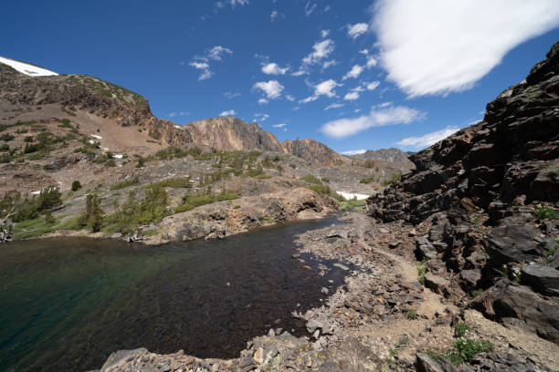 lake helen along the 20 lakes basin hiking trail in the eastern sierra nevada mountains of california - saddlebag imagens e fotografias de stock