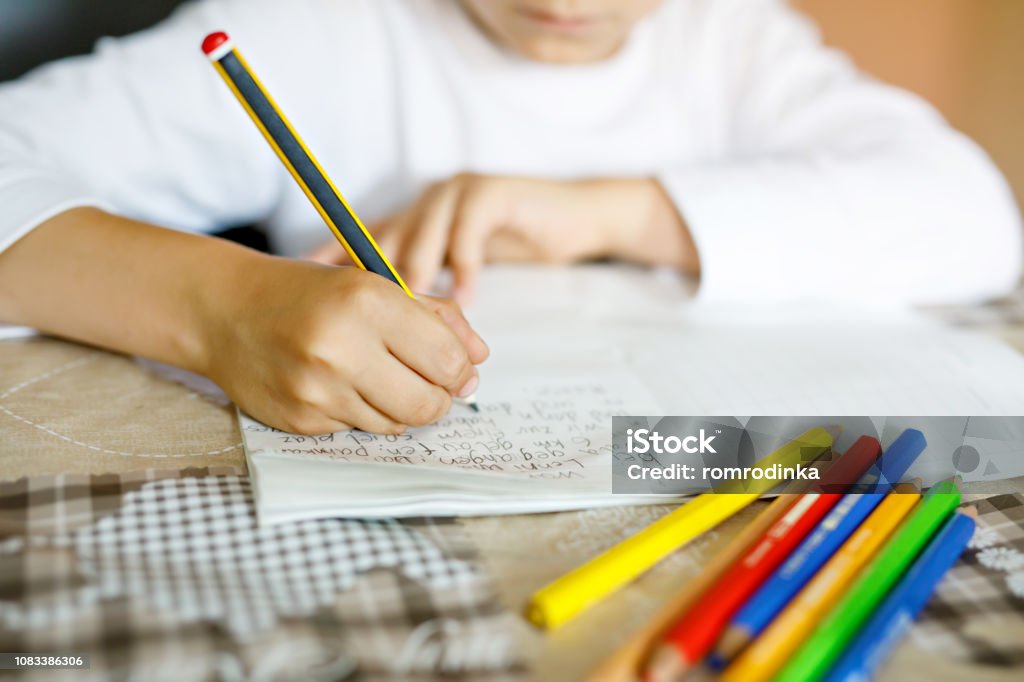 Kind Hausaufgaben und schreiben Geschichte Essay. Grundschule oder Grundschule Klasse. Nahaufnahme der Hände und bunte Bleistifte - Lizenzfrei Kind Stock-Foto
