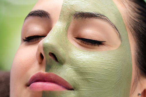 Tratamiento de algas marinas de belleza facial en mujer joven. photo
