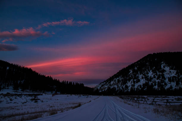 inverno rosa e blu - sunrise landscape bozeman montana foto e immagini stock