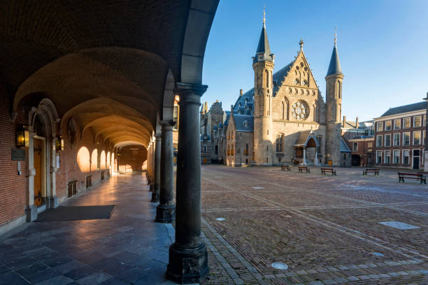 рыцарский зал в бинненхофе в гааге - rose window architecture the hague netherlands стоковые фото и изображения