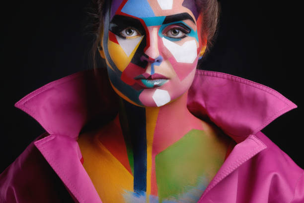 modell mit einem kreativen pop-art make-up im gesicht - dramatic make up stock-fotos und bilder
