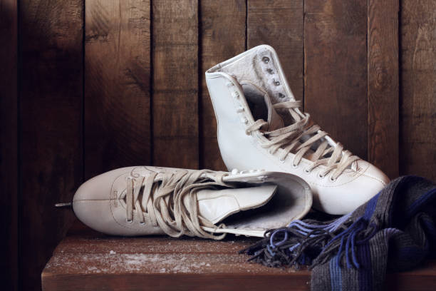 화이트 여성 그림 스케이트. 스포츠 신발입니다. - snowboard boot 뉴스 사진 이미지