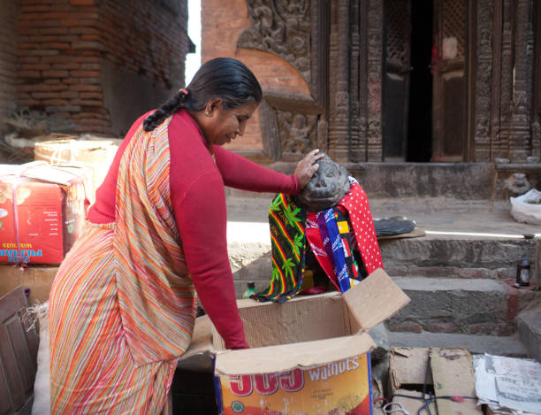 marché local à patan (népal) - nepal bazaar kathmandu textile photos et images de collection