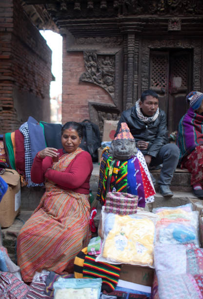 marché local à patan (népal) - nepal bazaar kathmandu textile photos et images de collection