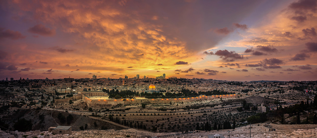 Vista panorámica al atardecer de la ciudad vieja de Jerusalén y el Monte del templo del Monte de los olivos photo