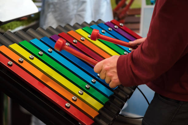 mains d’homme closeup jouant vibraphone. musique classique préférée. cours de musique, apprendre à jouer des instruments de musique - vibraphone photos et images de collection