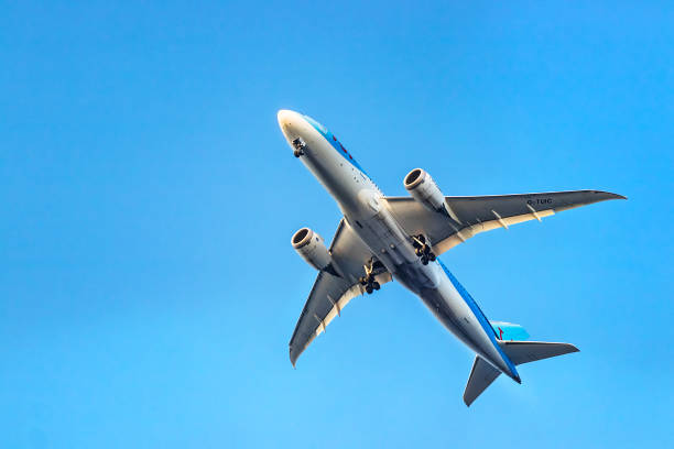 ロードス島, ギリシャでのビューの下を脱いで tui 航空ボーイング 787-8 ドリームライナー。 - airplane taking off sky commercial airplane ストックフォトと画像