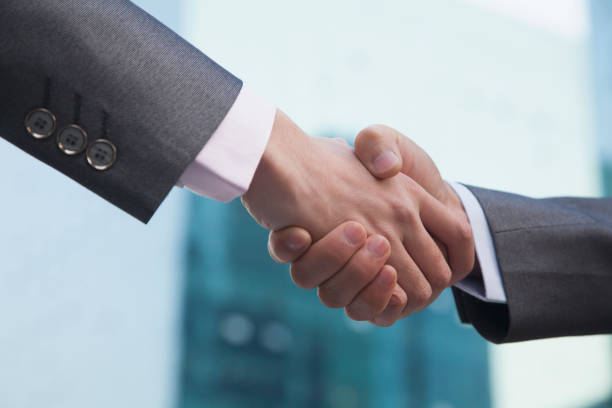 istock Chinese business people shaking hands 1083443116
