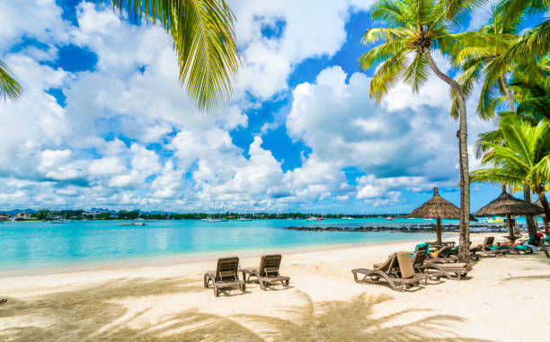 spiaggia pubblica a grand baie sull'isola di mauritius, africa - baia foto e immagini stock