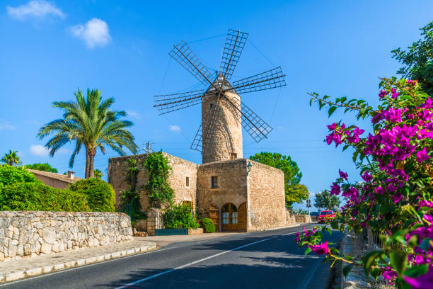 moulin médiéval à palma de majorque, îles baléares, espagne - water pumping windmill photos et images de collection