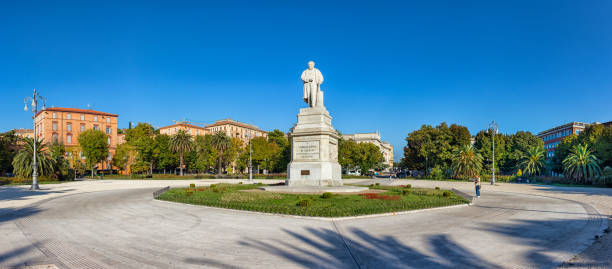 den platz piazza cavour. und die statue von camillo benso de cavour, erster präsident des italienischen rates im jahr 1861. - 1861 stock-fotos und bilder