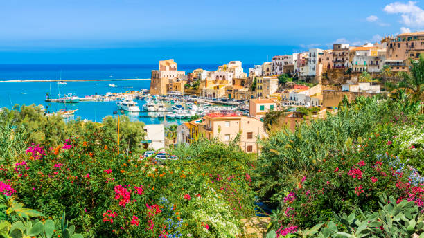 siciliano puerto de castellammare del golfo, increíble isla de la aldea costera de sicilia, provincia de trapani, italia - palermo sicilia fotografías e imágenes de stock