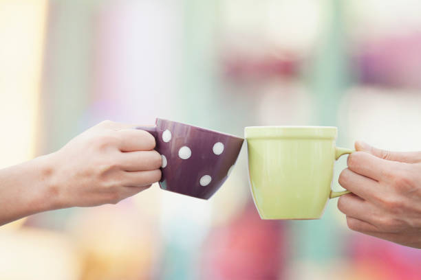 chińska para opiekająca z filiżanką kawy - selective focus coffee coffee crop cafe zdjęcia i obrazy z banku zdjęć