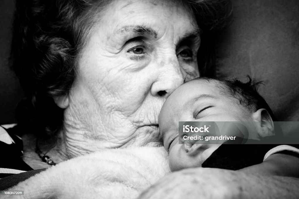 Une grand-mère tenant bébé garçon - Photo de Bébé libre de droits
