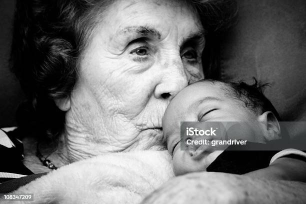 Photo libre de droit de Une Grandmère Tenant Bébé Garçon banque d'images et plus d'images libres de droit de Bébé - Bébé, Portrait - Image, Image en noir et blanc