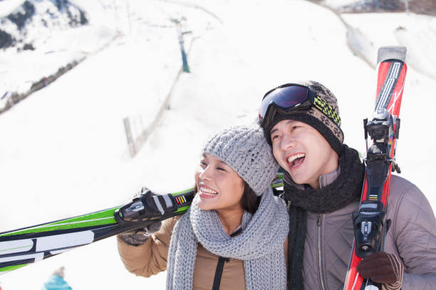 중국 커플 서 스키와 스키 슬로프에 - romance skiing ski resort couple 뉴스 사진 이미지