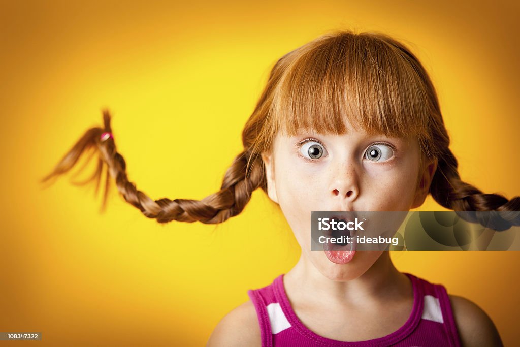 Silly, vermelho de Pêlo menina com tranças fazendo careta para cima - Foto de stock de Criança royalty-free