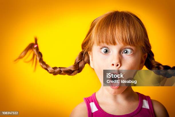 Foto de Silly Vermelho De Pêlo Menina Com Tranças Fazendo Careta Para Cima e mais fotos de stock de Criança