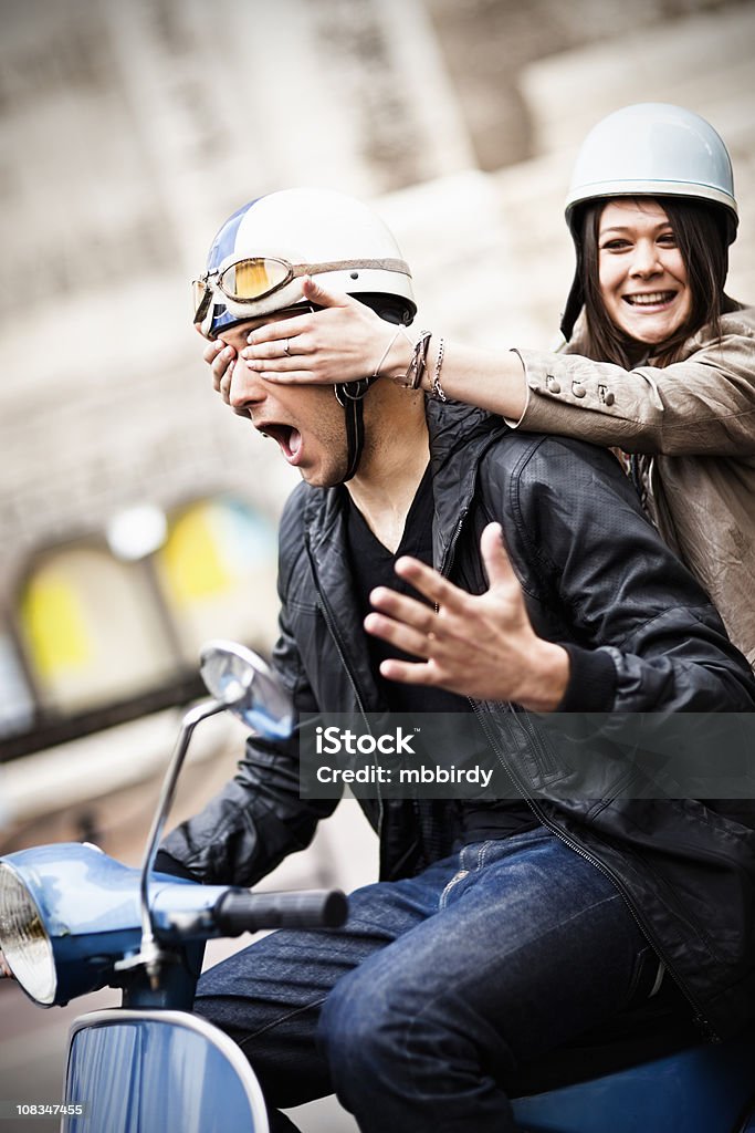 Casal feliz se divertindo na scooter - Foto de stock de Adolescência royalty-free